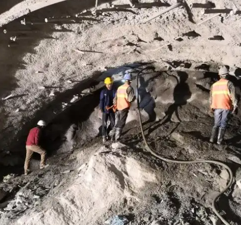 突泉隧道拱顶带模注浆料，微膨胀注浆料的特点及施工工艺